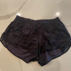 Lululemon Hotty Hot 2.5 Black Camo Shorts